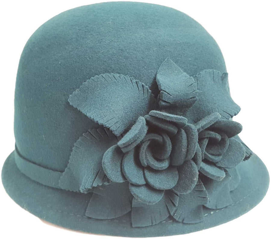 Clochehat i uldfilt i blågrøn - set forfra