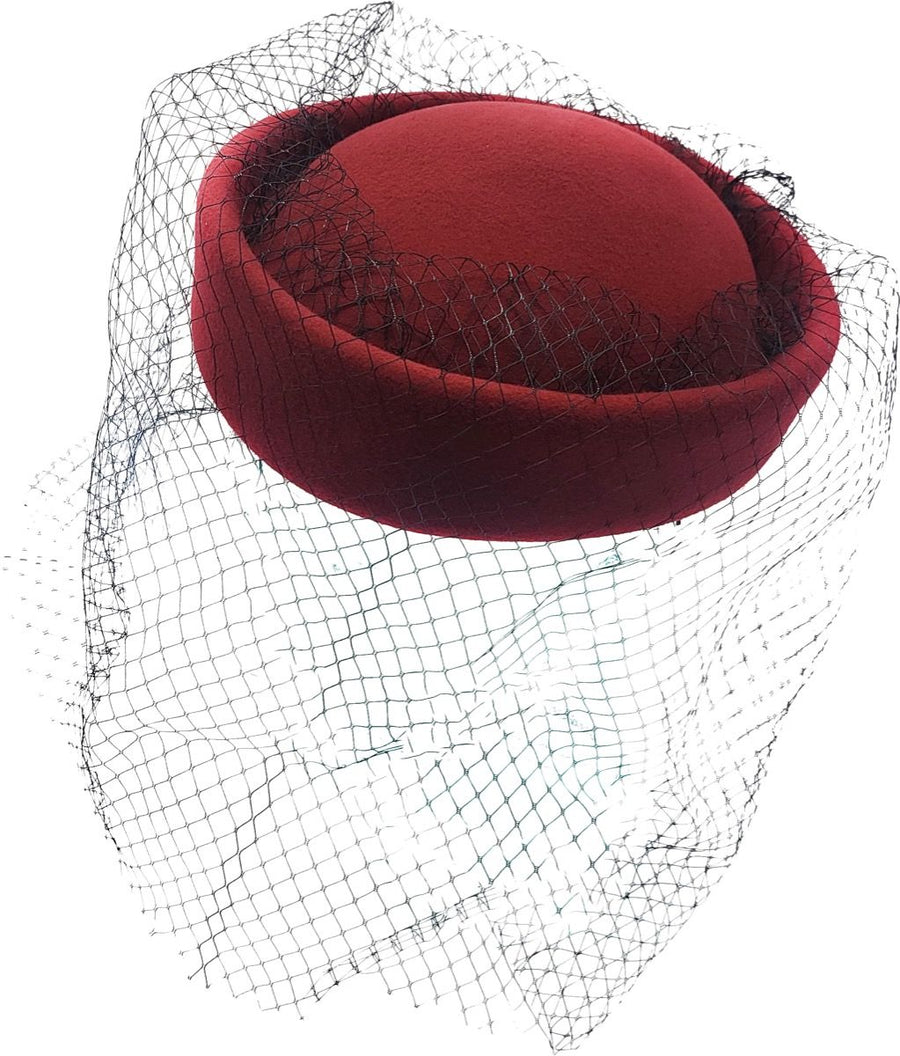 Pillbox Hat i Uld – Dianna i bordeaux – damehat set forfra