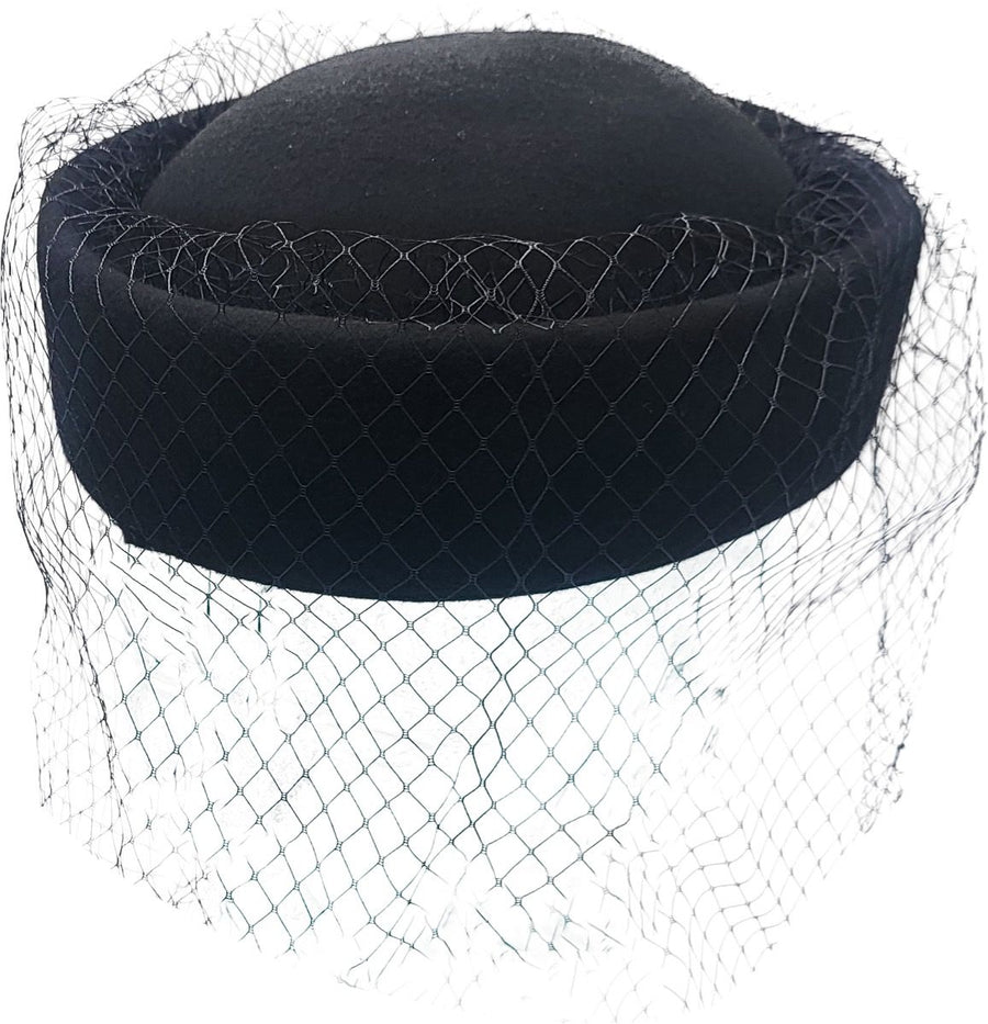 Pillbox Hat i Uld – Dianna i sort – damehat set fra siden