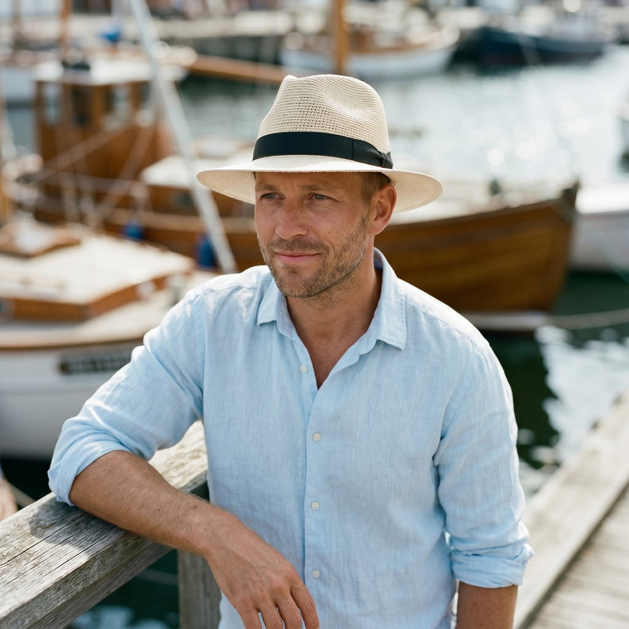 Panama Hat – Amador livsstil – mand med panama hat ved havnen