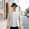 Pork pie hat – Julian livsstil – mand i byen