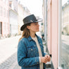 Cowboyhat – Beau livsstil – kvinde i byen