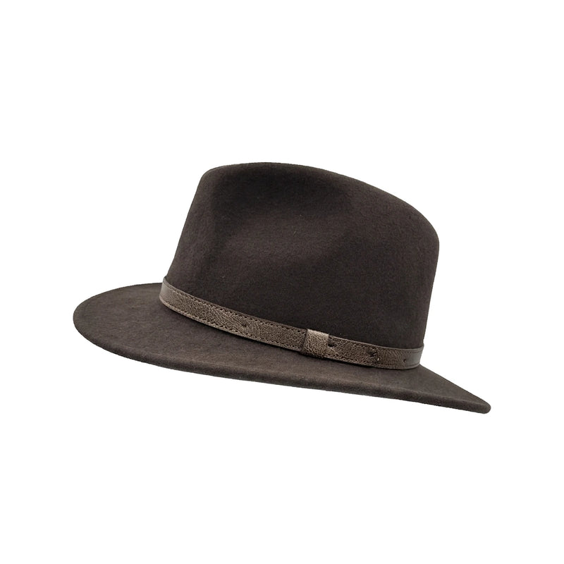 Fedora Hat med Læderbånd — Classica i brun – fedora hat set skråt forfra