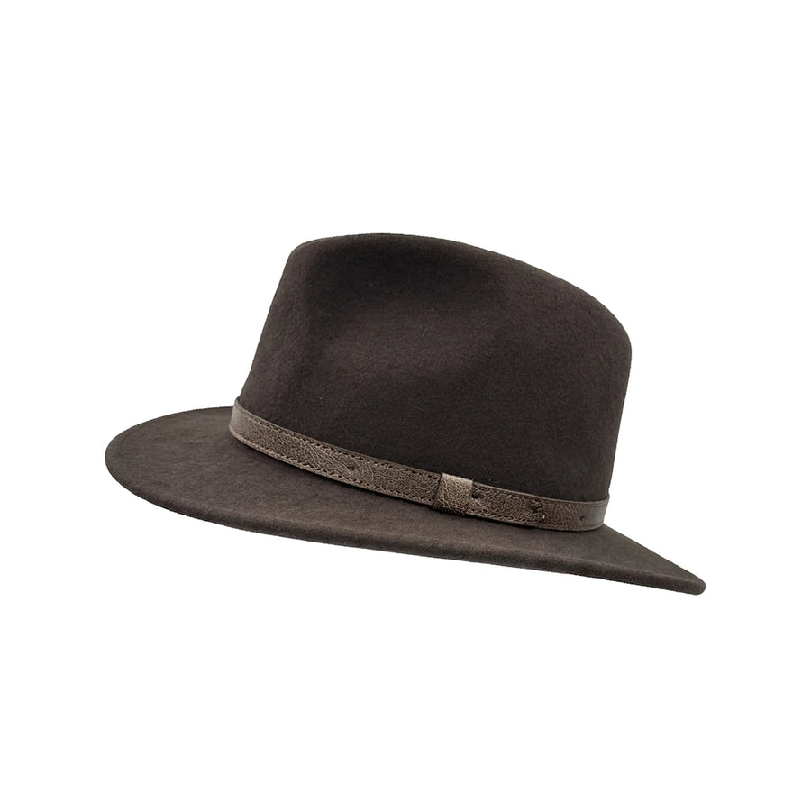 Fedora Hat med Læderbånd — Classica i brun – fedora hat set skråt forfra