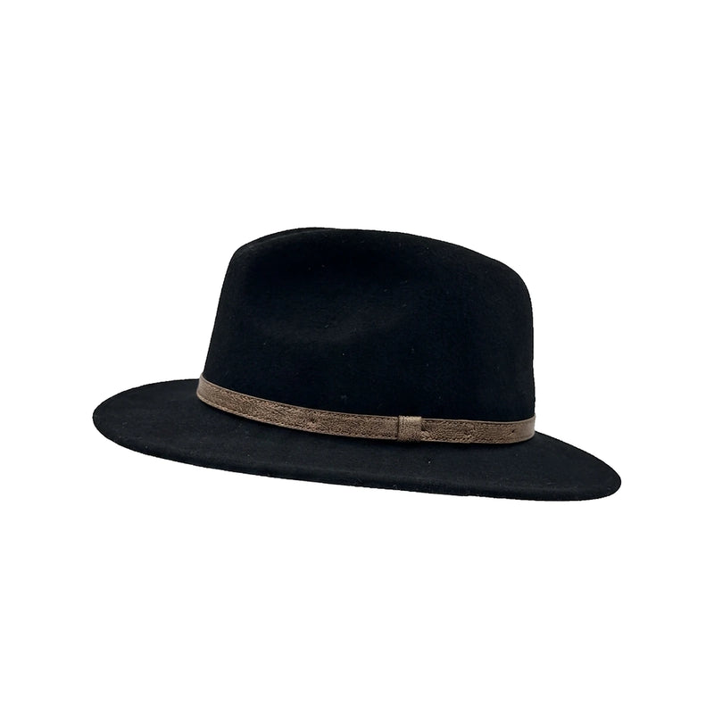 Fedora Hat med Læderbånd — Classica i sort – fedora hat set skråt forfra