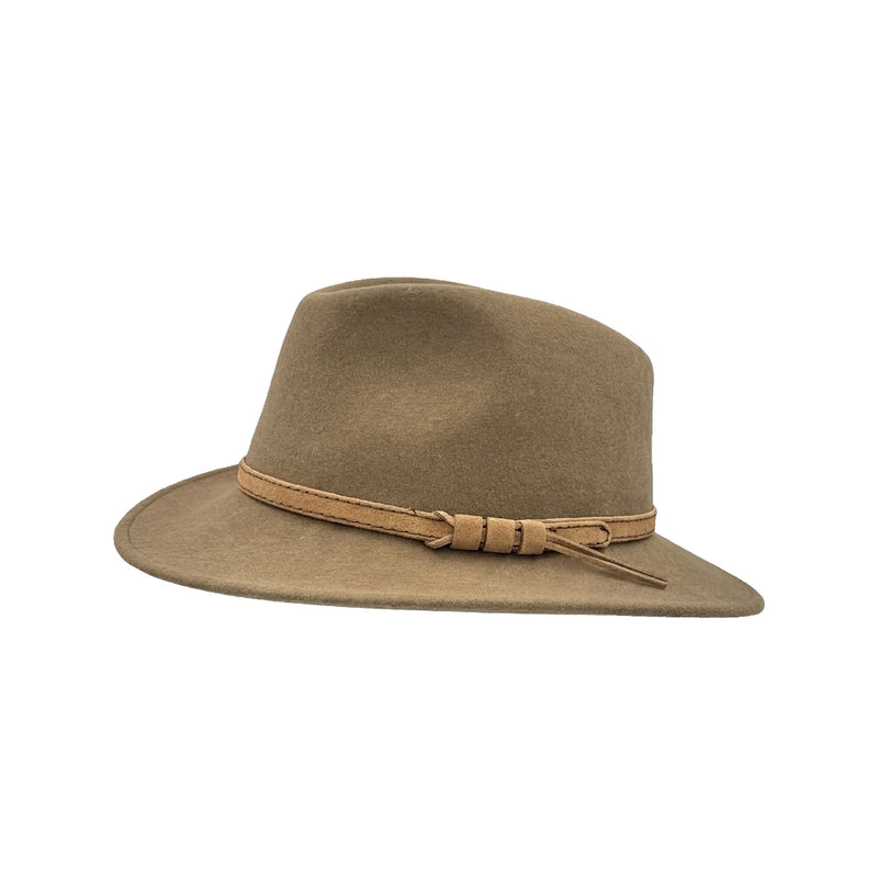 Fedora Hat med Læderbånd — Argentina Matador i camel – fedora hat set skråt forfra