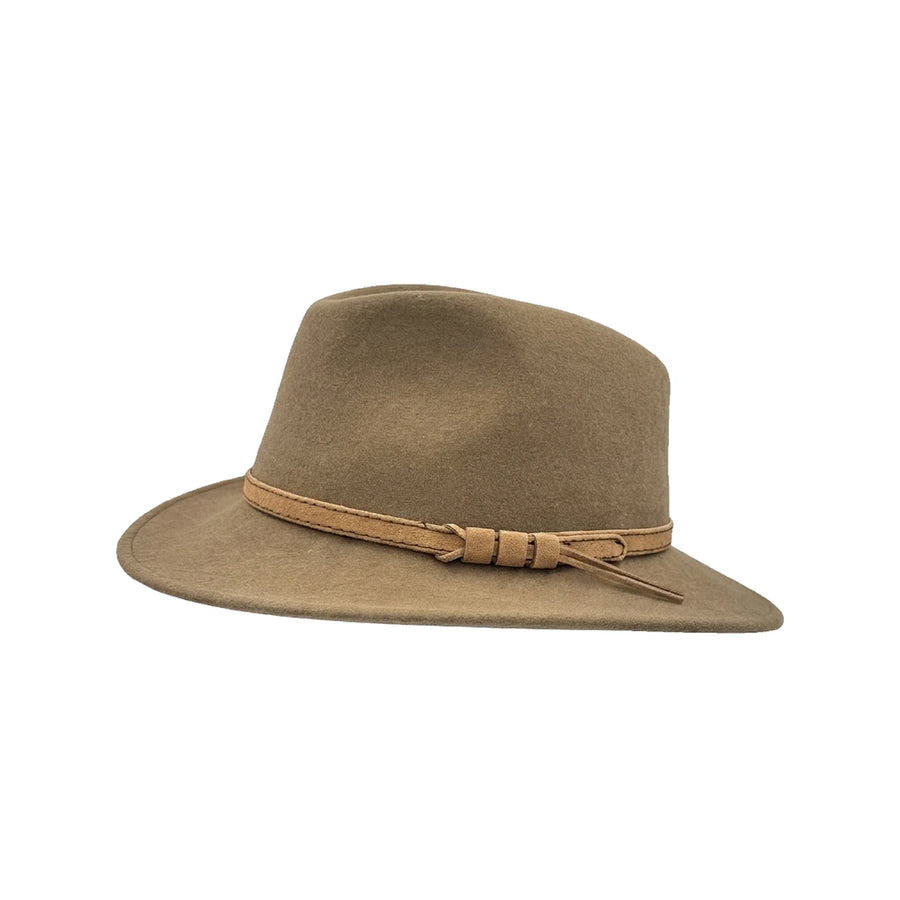 Fedora Hat med Læderbånd — Argentina Matador i camel – fedora hat set skråt forfra