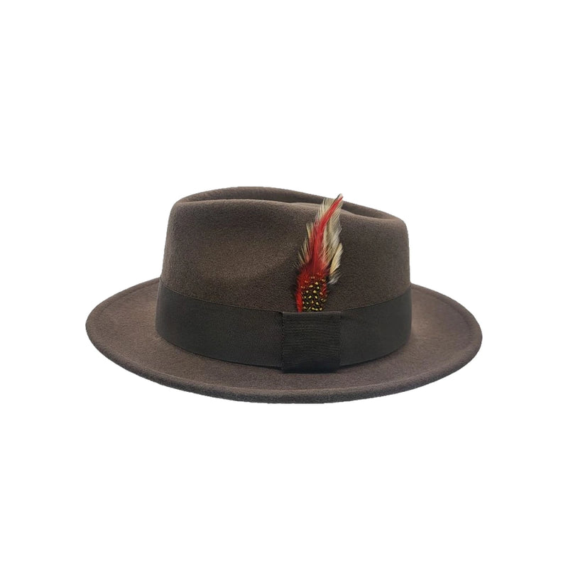 Trilby Hat med Fjer – Anton i brun – trilby hat set fra siden