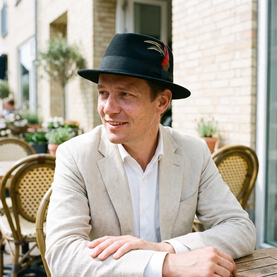 Trilby hat – Anton livsstil – mand på terrassen