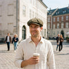 Newsboy kasket – Joe livsstil – mand på café