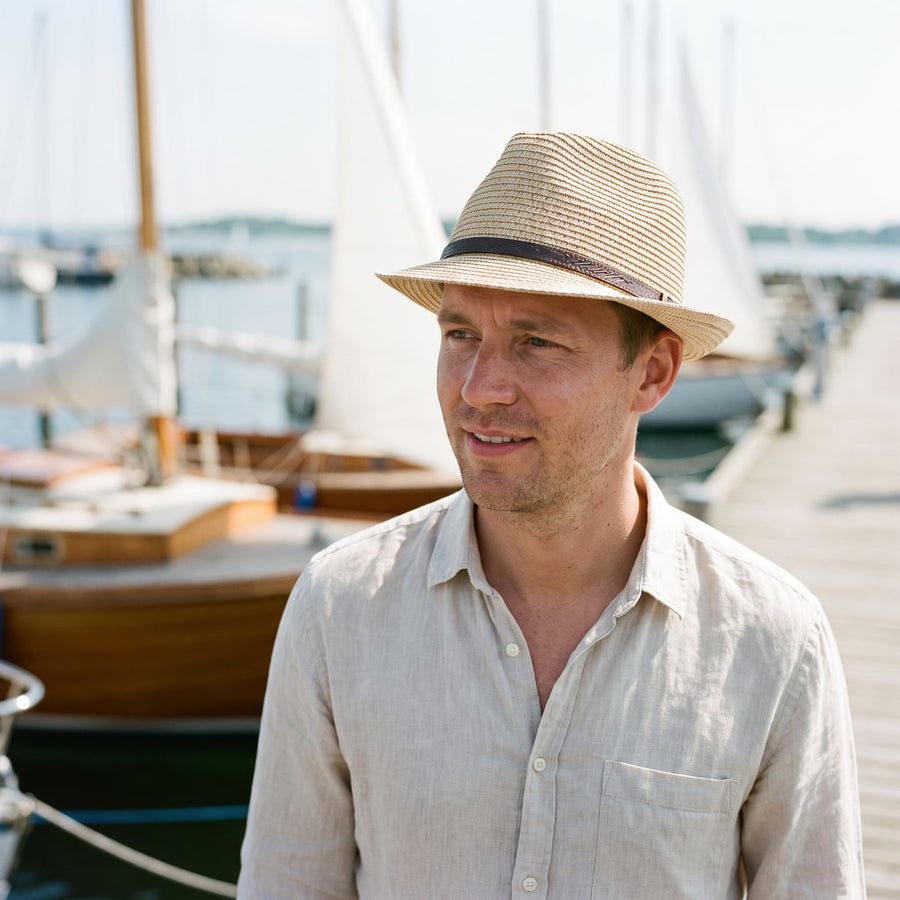 Stråhat – Marcel livsstil – mand ved marinaen